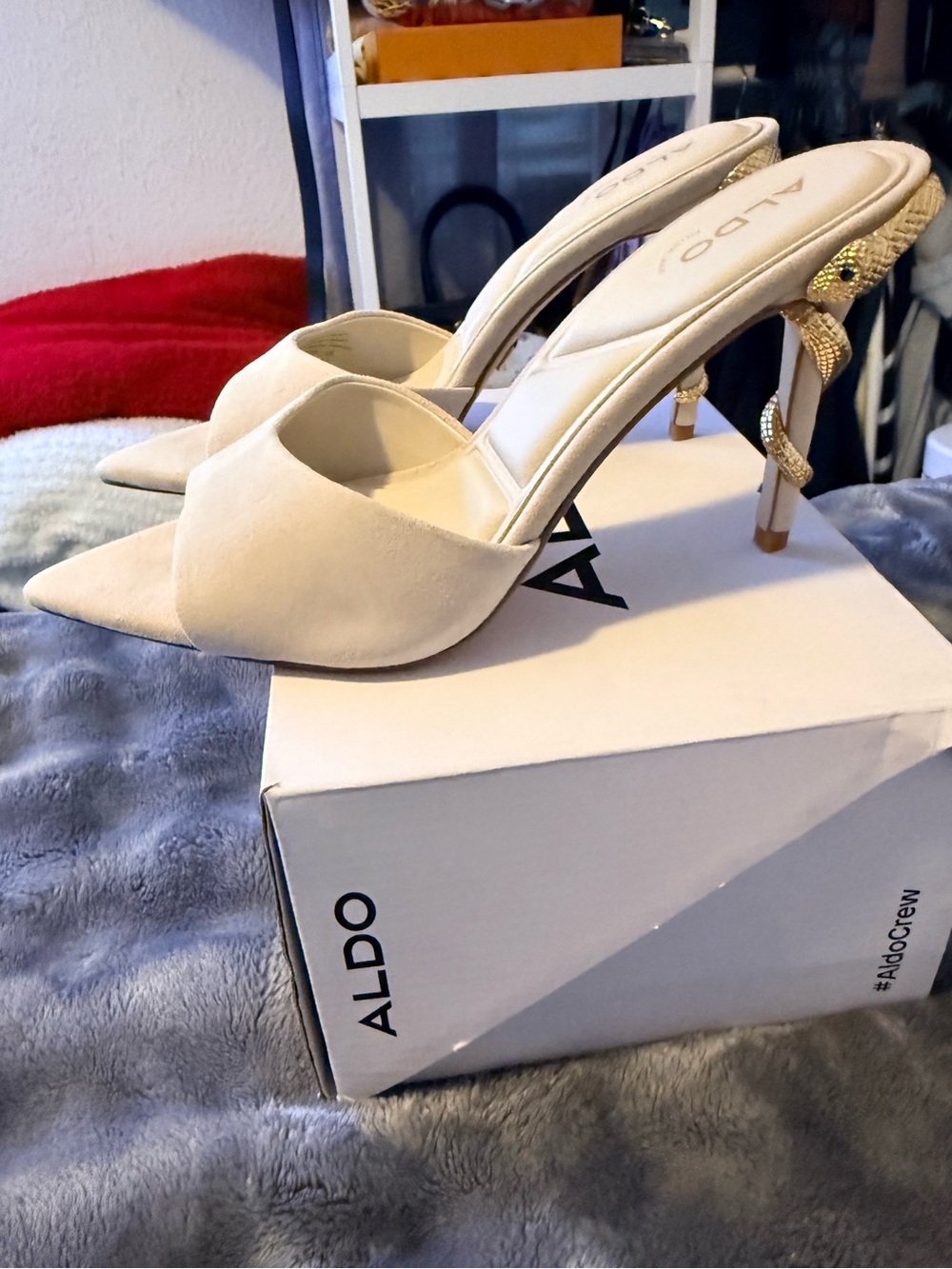 Seashella - Aldo in color “Bone”